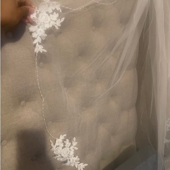 Lace applique pearl scalloped mid-length veil main image 7